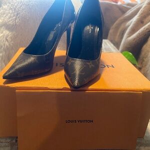 LOUIS VUITTON PUMPS